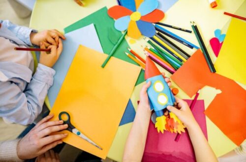 kids cutting out arts and crafts